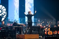 笑顔でタクトを振る田中雄樹。