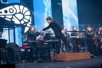 握手を交わす橋本しん（Sin）と田中雄樹。