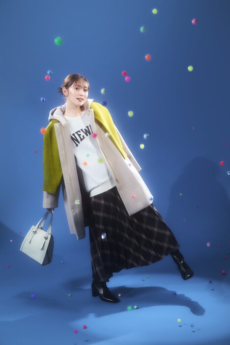 鈴木愛理がモデルを務めるGLOBAL WORKルック。