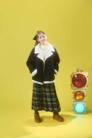 鈴木愛理がモデルを務めるnico and ...ルック。