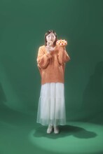 鈴木愛理がモデルを務めるLOWRYS FARMルック。