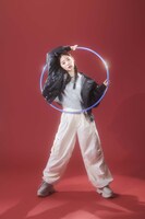 鈴木愛理がモデルを務めるJEANASISルック。