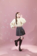 鈴木愛理がモデルを務めるHeatherルック。