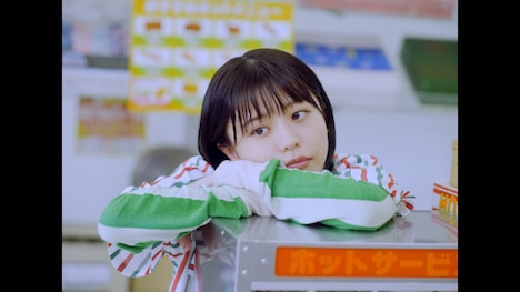 go!go!vanillas「コンビニエンスラブ」ミュージックビデオより。