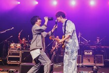 「うらら」でカメラを回す斎藤宏介（Vo, G）と、それに応える須藤優（B）。（Photo by Viola Kam［V'z Twinkle］）