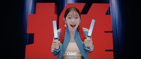 鈴木愛理「最強の推し！」ミュージックビデオより。