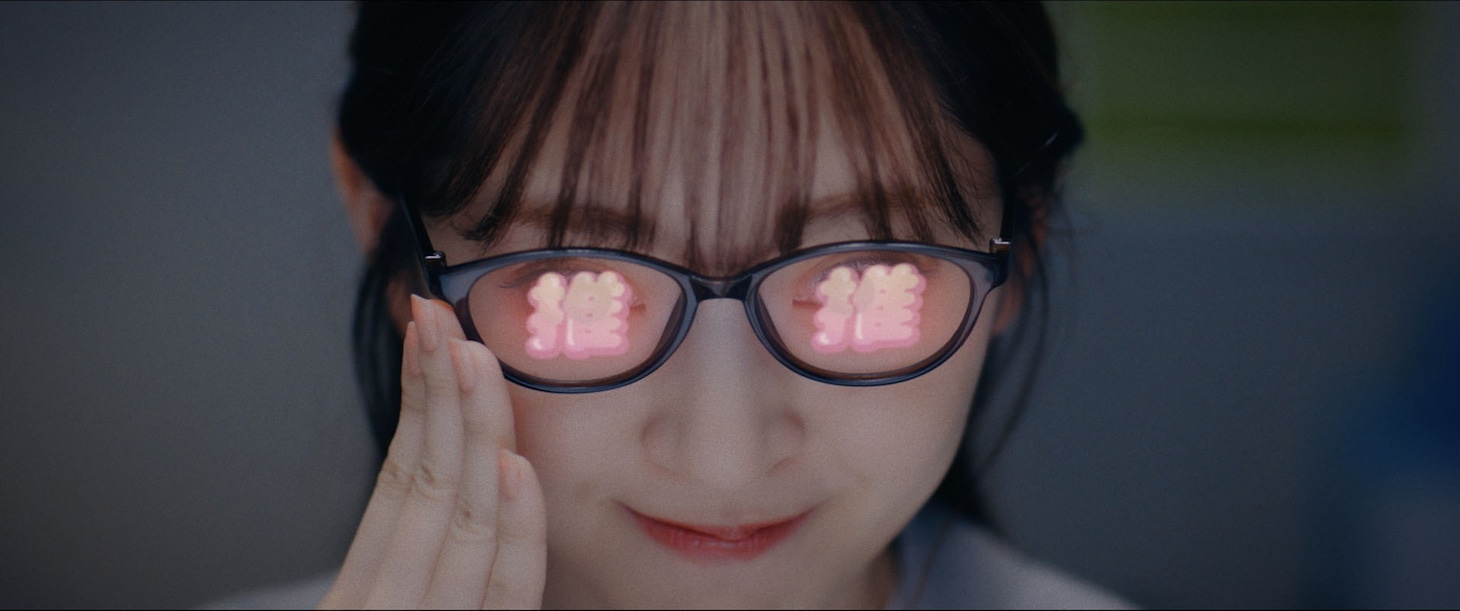 鈴木愛理「最強の推し！」ミュージックビデオより。
