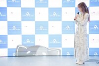 ぶいごまの登場を見守る後藤真希。