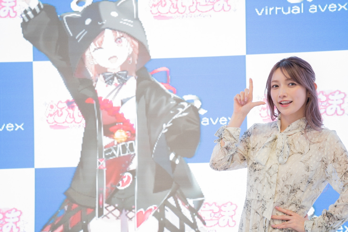 ぶいごまと一緒に「LOVEマシーン」のポーズを決める後藤真希。