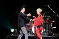 左から田原俊彦、研ナオコ。(c)ケンズファミリー / ポニーキャニオン