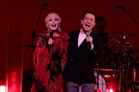 「夏ざかりほの字組」を熱唱する研ナオコと田原俊彦。(c)ケンズファミリー / ポニーキャニオン