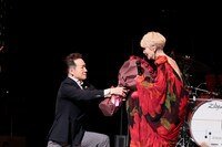 研ナオコにバラの花束をプレゼントする田原俊彦。(c)ケンズファミリー / ポニーキャニオン