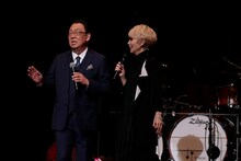 左から梅沢富美男、研ナオコ。(c)ケンズファミリー / ポニーキャニオン