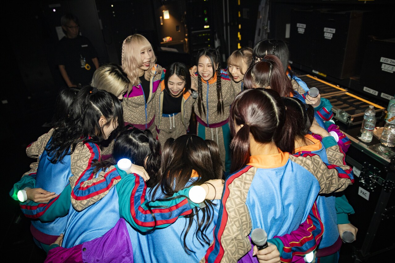 円陣を組むGANG PARADE。（撮影：外林健太）