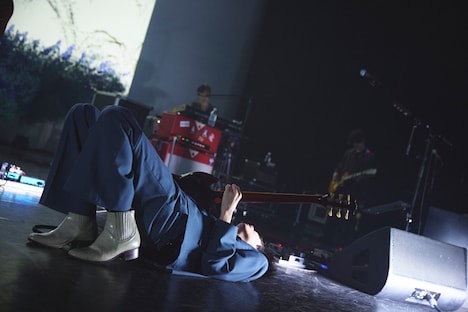 「『哀愁演劇』リリース記念フリーライブ」の様子。（撮影：鳥居洋介）