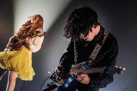 GLIM SPANKY「Into The Time Hole Tour 2022」東京・昭和女子大学人見記念講堂公演の様子。（撮影：上飯坂一）