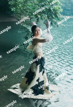 土生瑞穂「Destination」発売記念パネル展の星野書店近鉄パッセ店購入者特典ポストカードサンプル画像。（撮影：三瓶康友）(c)光文社