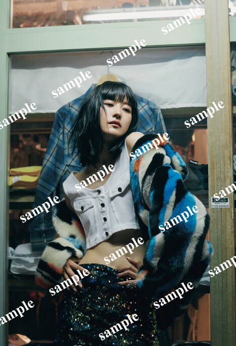 土生瑞穂「Destination」発売記念パネル展の紀伊國屋書店 新宿本店購入者特典ポストカードサンプル画像。（撮影：三瓶康友）(c)光文社