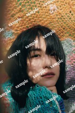 土生瑞穂「Destination」発売記念パネル展の紀伊國屋書店 梅田本店購入者特典ポストカードサンプル画像。（撮影：三瓶康友）(c)光文社