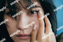 土生瑞穂「Destination」発売記念パネル展のTSUTAYA EBISUBASHI購入者特典ポストカードサンプル画像。（撮影：三瓶康友）(c)光文社