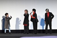 田中真弓とトークを繰り広げるMrs. GREEN APPLE。