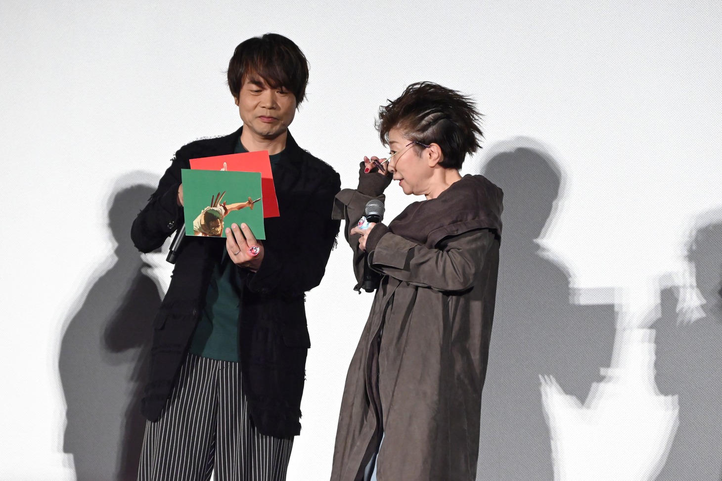 ミセスのリクエストが書かれたカードを確認する中井和哉と田中真弓。