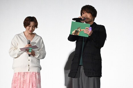 左から名塚佳織、中井和哉。