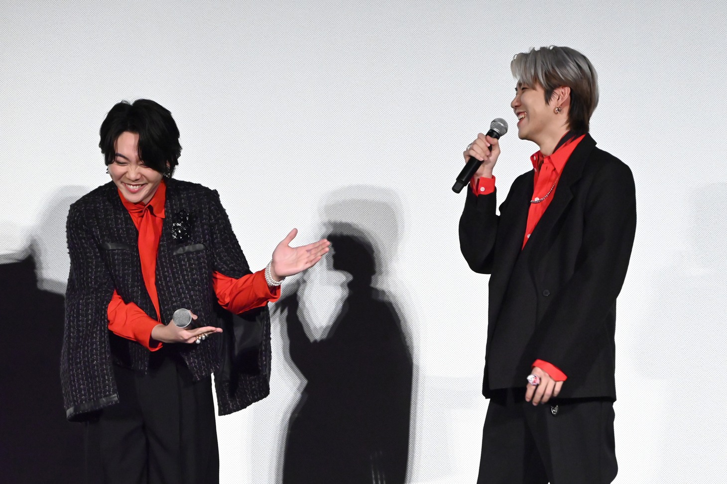 「こんなカロリー高いセリフを選んだのは誰だ？」と中井和哉に言われ、紹介される若井滉斗。