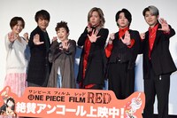 「ONE PIECE FILM RED」アンコール上映記念舞台挨拶の様子。左から名塚佳織、中井和哉、田中真弓、藤澤涼架、大森元貴、若井滉斗。
