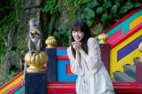 マレーシアの猿（左）と中山莉子（右）。(c)KADOKAWA（撮影：細居幸次郎）