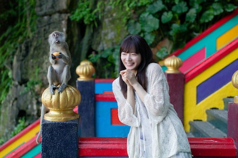 マレーシアの猿（左）と中山莉子（右）。(c)KADOKAWA（撮影：細居幸次郎）