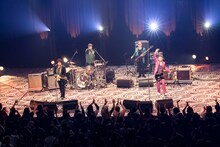 「The Street Sliders TOUR 2023 『ROCK'N'ROLL』」最終公演の様子。（撮影：三浦麻旅子）