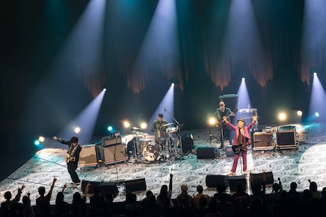 「The Street Sliders TOUR 2023 『ROCK'N'ROLL』」最終公演の様子。（撮影：三浦麻旅子）