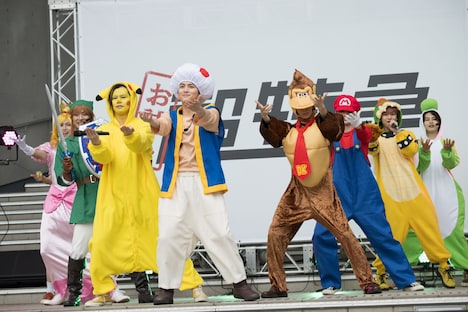仮装した姿で「My Buddy」を披露する超特急。（撮影：深野輝美）