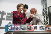 「髪の毛の」を「かみのもの」と読み上げたユーキ（左）と、用紙を確認するタカシ（中央）、シューヤ（右）。（撮影：深野輝美）