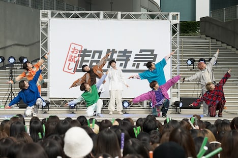 「fanfare」を披露する超特急。（撮影：深野輝美）