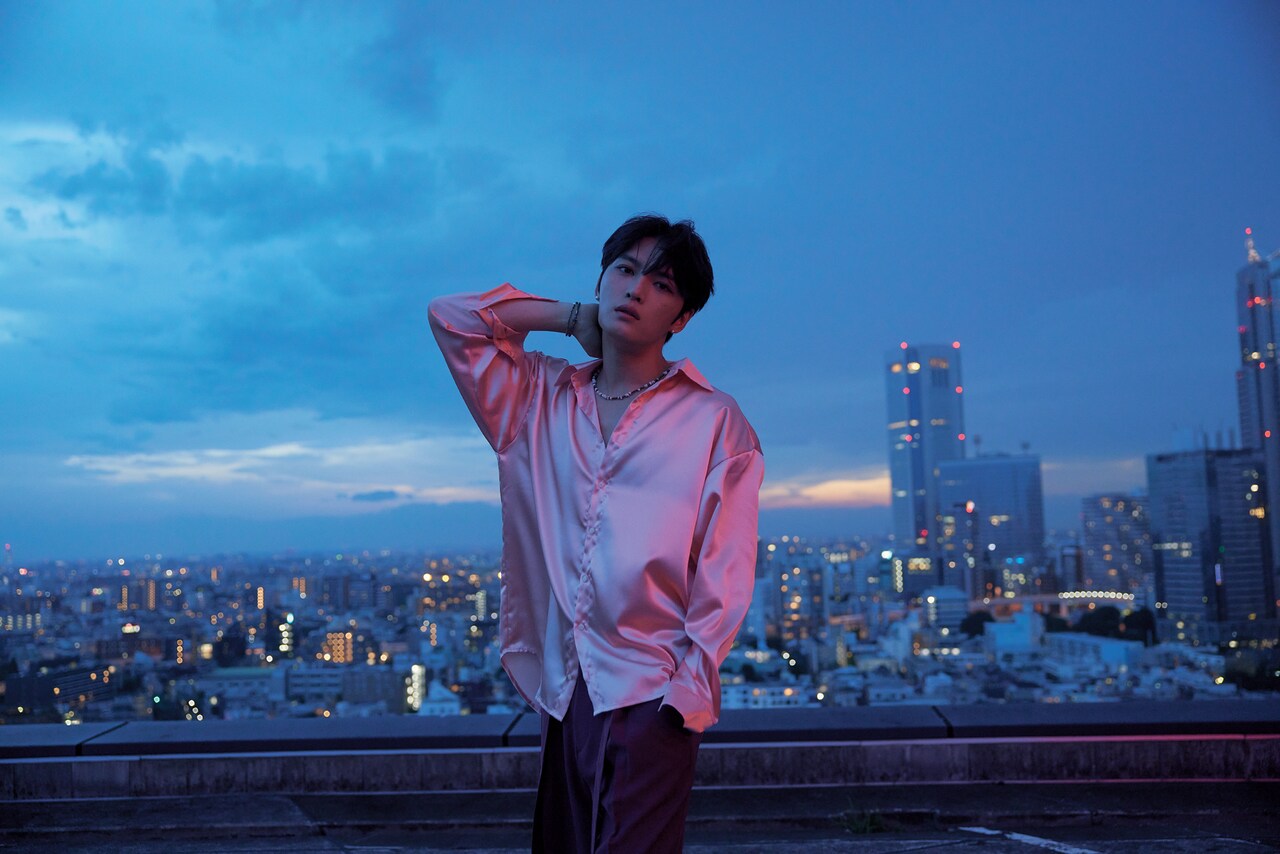 ジェジュンが大好きな「GLAMOROUS SKY」歌う、真夏にライダースジャケット姿で