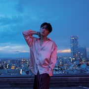 ジェジュンが大好きな「GLAMOROUS SKY」歌う、真夏にライダースジャケット姿で