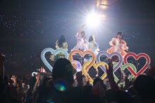 ハートのフロートでアリーナを回るFRUITS ZIPPER。