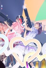 Tシャツバズーカを放つ月足天音（左）と仲川瑠夏（右）。