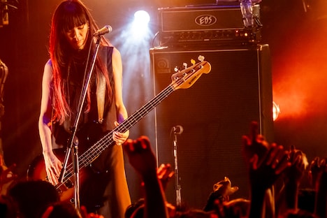 HISAYO（B / a flood of circle）（Photo by Viola Kam［V'z Twinkle］）