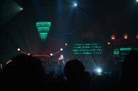 「ジュジュ苑スペシャル『スナックJUJU 2023』～47都道府県出店!! “あのママ”がJUJU20周年を勝手に前祝い全国ツアー～」の様子。（Photo by DAIKICHI MOTOUCHI）