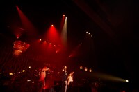 「ジュジュ苑スペシャル『スナックJUJU 2023』～47都道府県出店!! “あのママ”がJUJU20周年を勝手に前祝い全国ツアー～」の様子。（Photo by DAIKICHI MOTOUCHI）