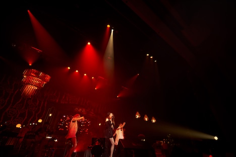 「ジュジュ苑スペシャル『スナックJUJU 2023』～47都道府県出店!! “あのママ”がJUJU20周年を勝手に前祝い全国ツアー～」の様子。（Photo by DAIKICHI MOTOUCHI）