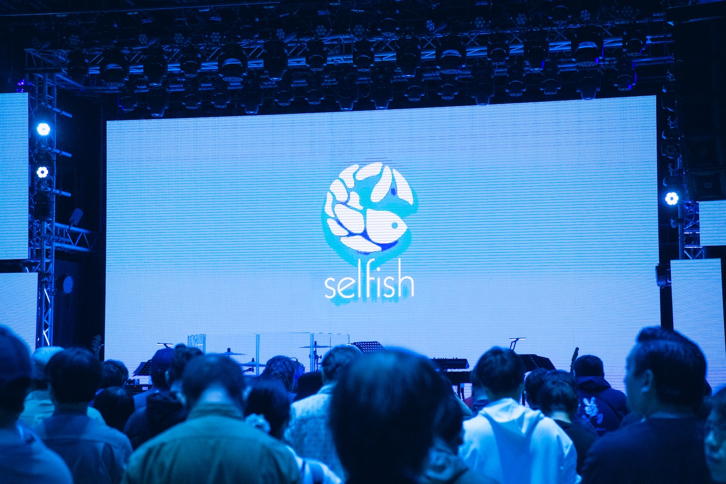 満員になった白金高輪SELENE b2のフロア。（撮影：周二郎）