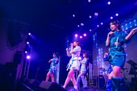 selfishのデビューライブの様子。（撮影：周二郎）