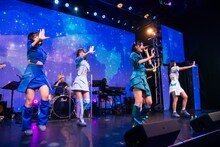 selfishのデビューライブの様子。（撮影：周二郎）