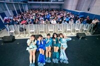 フロアをバックに記念撮影するselfish。（撮影：周二郎）