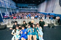 フロアをバックに記念撮影するselfishとバンドメンバー。（撮影：周二郎）