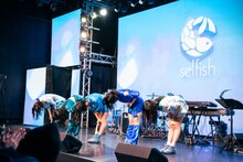 観客におじぎをするselfish。（撮影：周二郎）